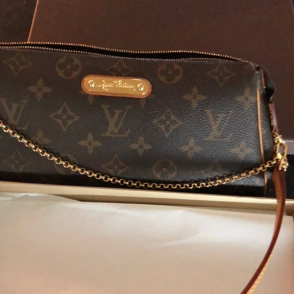 Louis Vuitton - Picture 2 of 2